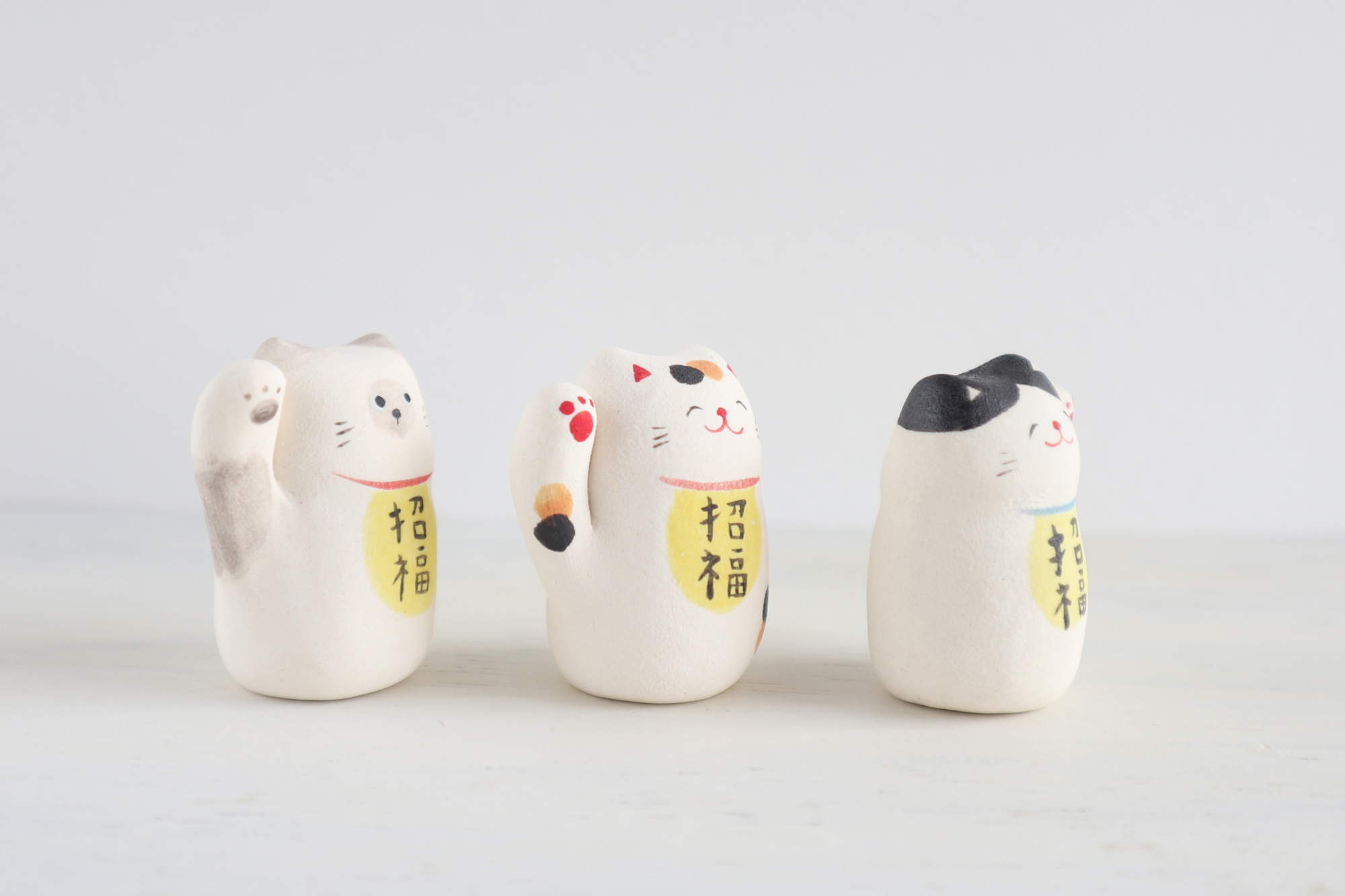 陶器の小さな招き猫たち